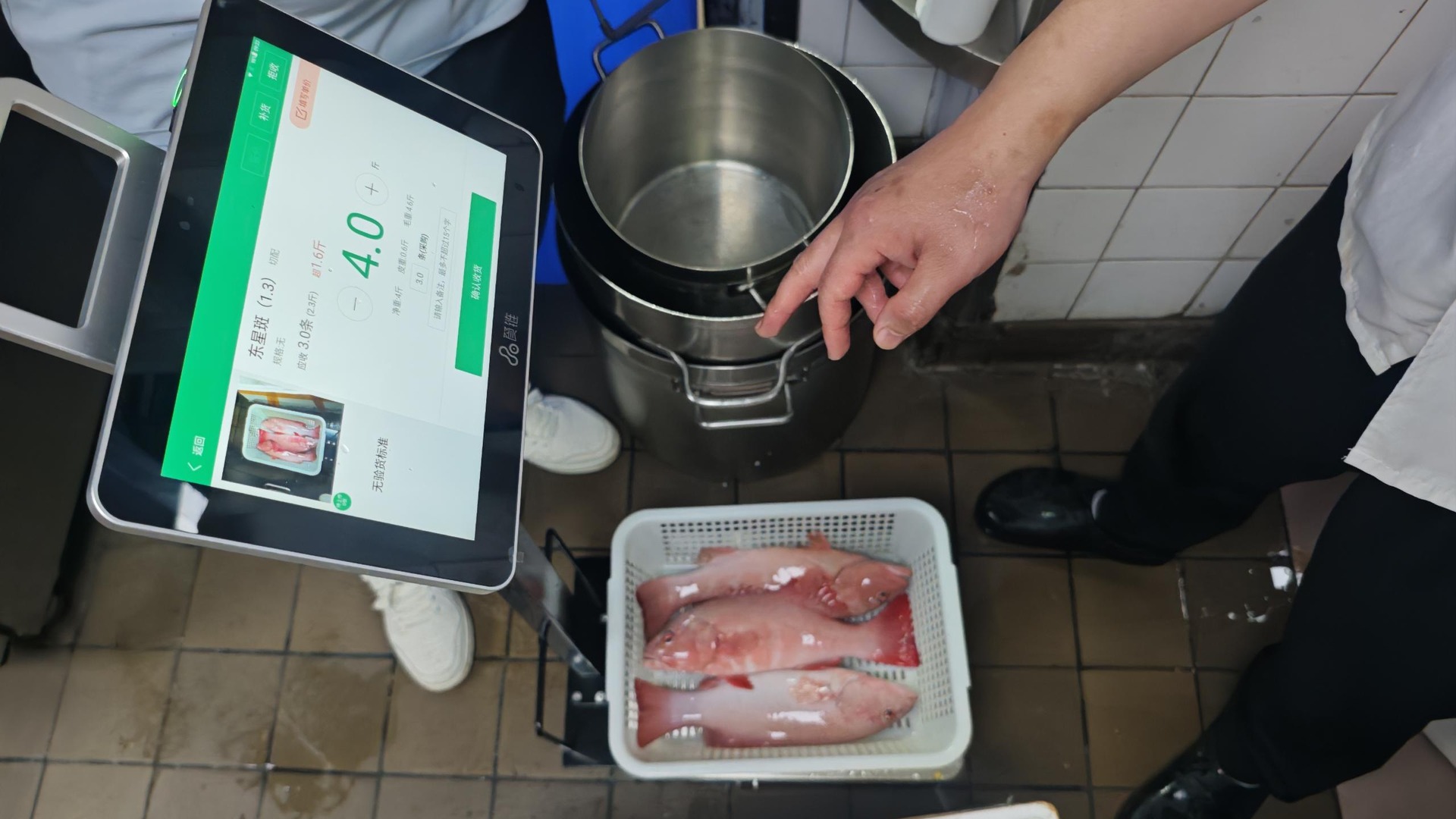 餐饮收货怎么防止供应商缺斤少两?餐链用拆袋过秤和拍照留痕把净重定死
